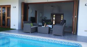A piscina localizada em Great View Villa Galant Curaçao ou nos arredores