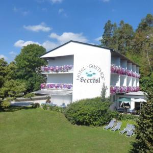 un edificio con un cartel que lee alegre marisco navideño en Hotel Garni Seerösl am Wörthersee , Kärnten, en Krumpendorf am Wörthersee