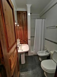 een badkamer met een wastafel, een toilet en een douche bij Apartamento Vila Nova in Ponta Delgada