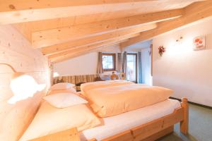 A bed or beds in a room at Haus Dorferstuck