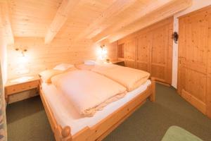 A bed or beds in a room at Haus Dorferstuck