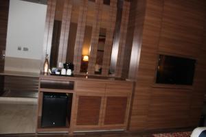 Ramada by Wyndham Gandhidham Shinay的电视和/或娱乐中心