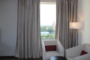 Ramada by Wyndham Gandhidham Shinay的休息区