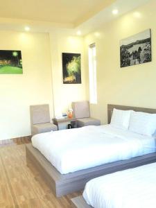 Postel nebo postele na pokoji v ubytování Nhật Nguyên Hotel