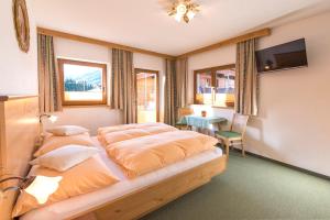 A bed or beds in a room at Haus Dorferstuck