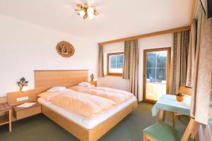 A bed or beds in a room at Haus Dorferstuck