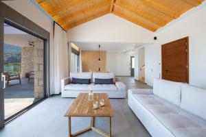 un soggiorno con un divano e un tavolo di Rachi Sea View Blue Villa a Katouna Altre 40 foto