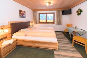 A bed or beds in a room at Haus Dorferstuck
