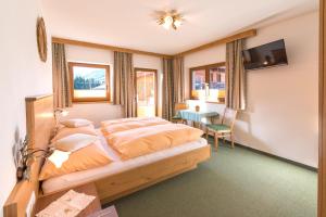 A bed or beds in a room at Haus Dorferstuck