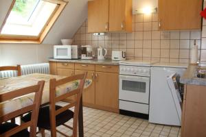 Ferienwohnung Schwarzwaldhofにあるキッチンまたは簡易キッチン