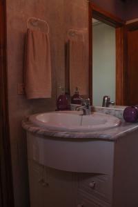 プンタゴルダにあるCasa Fagundoのバスルーム(洗面台、鏡付)