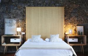 una camera con un grande letto e due tavoli con lampade di Hacienda El Socorro a Los Realejos