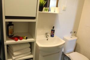 een badkamer met een wastafel, een toilet en handdoeken bij Hotel39 in Plovdiv