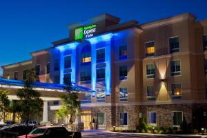un edificio de hotel con una luz azul en él en Holiday Inn Express & Suites Columbus - Easton Area, an IHG Hotel, en Gahanna