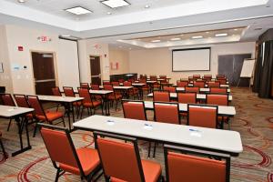 una sala de conferencias con mesas y sillas y una pizarra en Holiday Inn Express & Suites Columbus - Easton Area, an IHG Hotel en Gahanna