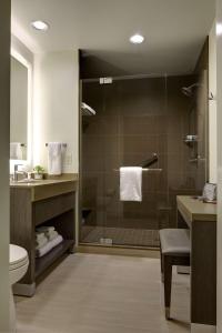 Phòng tắm tại Hyatt House Augusta Downtown