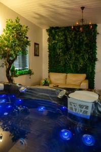 een kamer met een bad met een groene muur bij Park Apartments in Valmiera