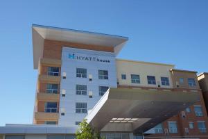 un edificio con un letrero de casa Kent. en Hyatt House Augusta Downtown, en Augusta