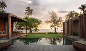 een villa met een zwembad en uitzicht op de oceaan bij Koh Russey Resort in Phumĭ Kaôh Rœssei