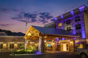 a rendering of the front of a hotel at night at Holiday Inn Express Gatlinburg Downtown, an IHG Hotel in Gatlinburg