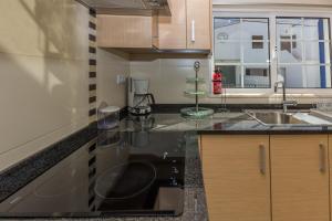 Η κουζίνα ή μικρή κουζίνα στο Blue Villa by ALGARVEMANTA +101 φωτογραφίες