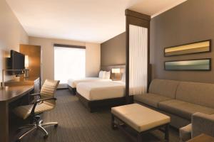 a hotel room with a bed and a couch at Hotel Dann Carlton Marinn Place Panama Financial District in Panama City