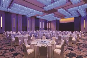 a large banquet hall with white tables and chairs at Hyatt House Yinchuan Yuecaicheng in Yinchuan +30 photos
