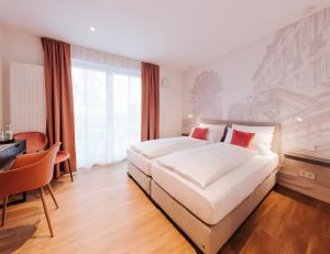 Postel nebo postele na pokoji v ubytování HAIMHAUSERS Hotel Garni
