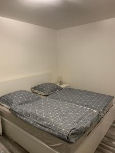 Una cama o camas en una habitación de Penzion Fortuna Žatec
