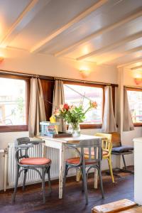 a dining room with a table and chairs at Boatapartment Animathor on top location in Rotterdam