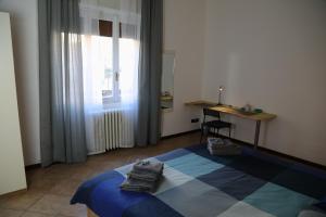 een kamer met een bed met twee handdoeken erop bij LA DIMORA DEGLI ELFI casa vacanza in Pavia