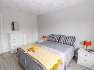 ein Schlafzimmer mit einem Bett und einem Tablett mit Essen drauf in der Unterkunft Village Retreat in Ely