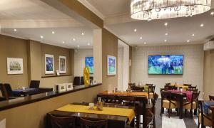 Un restaurante con mesas y sillas y un televisor en la pared. en Design Apartments Bremen, en Bremen