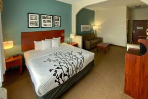 Sleep Inn & Suites Pearland - Houston South tesisinde bir odada yatak veya yataklar