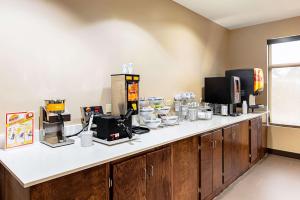 Kitchen o kitchenette sa Comfort Inn & Suites Pine Bluff