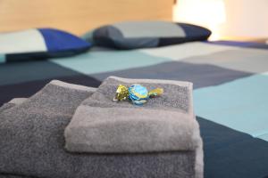 una tartaruga giocattolo seduta sopra un mucchio di asciugamani di LA DIMORA DEGLI ELFI casa vacanza a Pavia