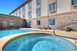 einem Pool vor einem Gebäude in der Unterkunft Holiday Inn Express & Suites Pecos, an IHG Hotel in Pecos