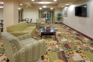 ein Wohnzimmer mit einem Sofa, Stühlen und einem Tisch in der Unterkunft Holiday Inn Express & Suites Pecos, an IHG Hotel in Pecos