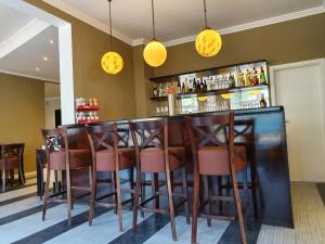 un bar con taburetes marrones en un restaurante en Design Apartments Bremen, en Bremen