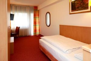 迪倫－艾費爾的住宿－馬瑞亞拉霍夫酒店，酒店客房设有床和窗户。