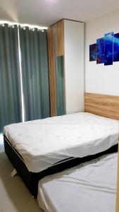 a bedroom with two twin beds in a room at Porto de Galinhas - Muro Alto Condomínio Clube in Ipojuca