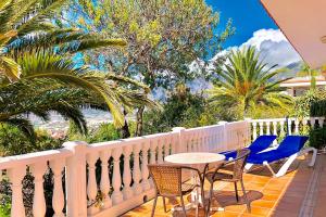 a patio with chairs and a table on a white fence at Casitas Vista Valle Bajo in El Paso