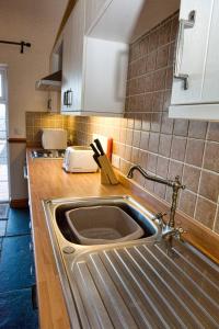 una encimera de cocina con fregadero en una cocina en DAIRY MAIDS COTTAGE en Seascale