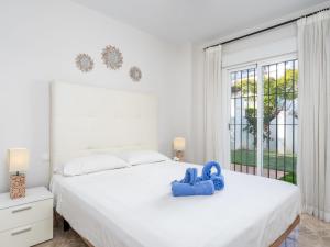 マルベーリャにあるHoliday Home Los Naranjos Singles by Interhomeのベッドルーム1室(白いベッド1台、青い象1頭付)