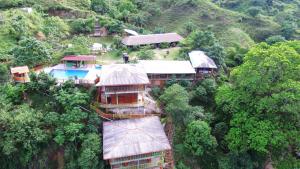 una vista aérea de un grupo de casas en una montaña en Cabañas Ecoturisticas Y Club Gaira Tayrona, en Santa Marta