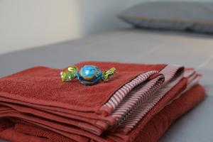 un mucchio di asciugamani rossi con una tartaruga giocattolo in cima di LA DIMORA DEGLI ELFI casa vacanza a Pavia Altre 52 foto