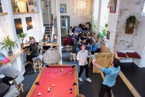 eine Gruppe von Personen in einem Zimmer mit Billardtisch in der Unterkunft Sleep in Heaven in Kopenhagen