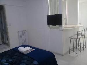 ein Schlafzimmer mit einem Bett mit einem Schwanenkissen darauf in der Unterkunft Hotel Crespo in Crespo