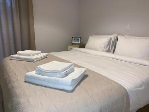 A bed or beds in a room at Treasure cosy flat