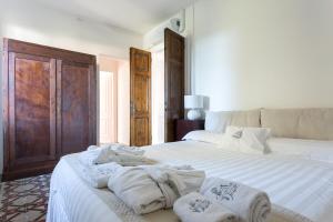 a bedroom with two white beds with towels on them at Villa Jejia in Lesa